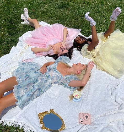 Tea Party Attire, Royalcore Aesthetic, Picnic Inspiration, Party Photoshoot, Princess Core, Princess Aesthetic, Summer Picnic, Looks Vintage, Summer Aesthetic