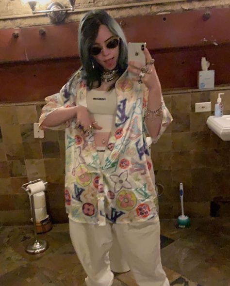 #billieeilish Billie Eilish Piercing, Billie Eilish Outfits, Richest Celebrities, Belly Piercing, Belly Button Piercing, Hey Girl, Her Smile, Hollywood Glamour, Billie Eilish