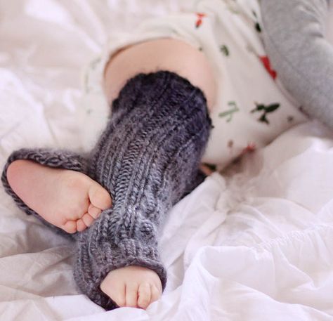 Leg Warmers Knitting Pattern, Diy Baby Leggings, Knit Leg Warmers Pattern, Kids Leg Warmers, Toddler Leg Warmers, Leg Warmers Pattern, Baby Leg Warmers, Baby Legs, Baby Knitting Patterns Free