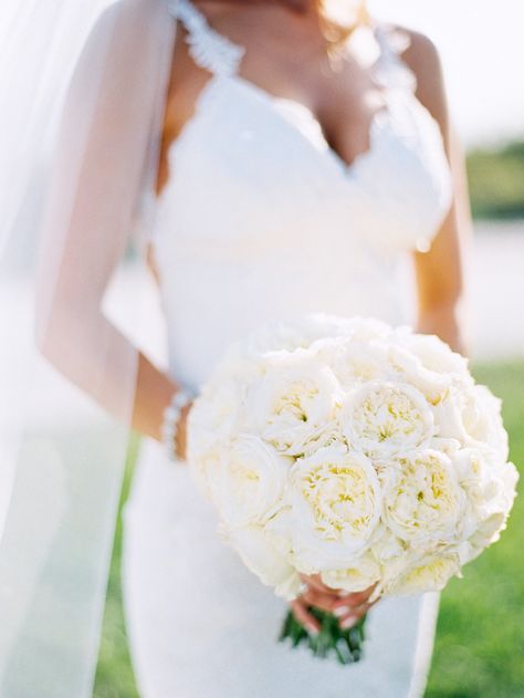 White Garden Rose Bouquet, Garden Rose Bouquet Wedding, White Garden Rose, Garden Rose Bouquet, Roses Photography, Young Wedding, Bouquet Photography, Rose Boutonniere, Beautiful Outdoor Wedding