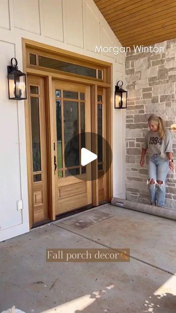 Royal Model on Instagram: "fall decorating ideas . . .🎥@ourwintonhome . . . . . #morganwinton #falldecor #falldecoration #decorationideas #decoration #decorationinterieur #decorationautomn #decoratingideas #falldecorating #falldecoratingideas #falldecorideas #decoratinginspiration #fallseason #decoratinginstagram #halloweendecor #fallhomdecor #halloweencountdown #halloweendecorations #spookyseason #spookyszn #halloweeniscoming #modelroyalofficial" Fall Decor Patio Ideas, Outdoor Fall Decor With Cornstalks, Fall Decor Patio, Autum Decorations Bathroom, Fall Decorating Ideas, Halloween Countdown, September 16, Fall Decorations Porch, Fall Porch