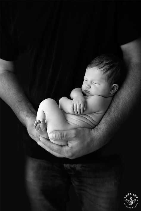 Naked Newborn Family Photos, Newborn Cradle Photography, Alternative Newborn Photography, Creative Newborn Photos, Easy Newborn Poses With Parents, 2 Week Old Newborn Photography, 1 Week Old Photo Ideas, Newborn Photography Parents, Easy Newborn Photography