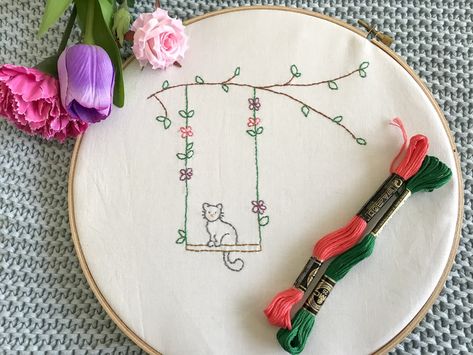 Just Hanging Around - cute FREE cat embroidery/stitchery pattern! Cat Embroidery Pattern, Gifts To Sew, Cat Embroidery Design, Cat Embroidery, Embroidery Patterns Vintage, Learn Embroidery, Paper Embroidery, Embroidery Flowers Pattern, Japanese Embroidery