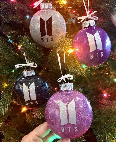 Bts Christmas Tree, Navidad Aesthetic, Christmas Bts, Carol Castro, Bts Diy, Diy Bts, Army Crafts, Army Accessories, Bts Christmas