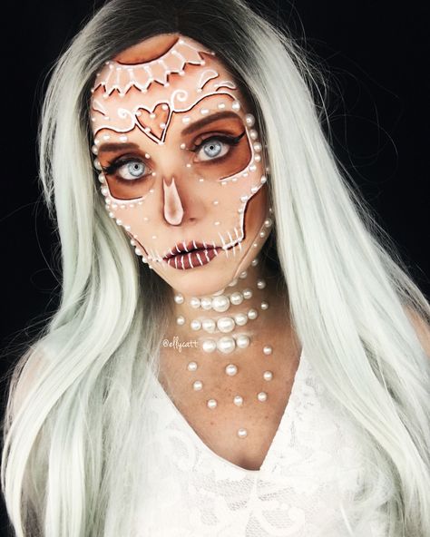 Pearl skeleton Halloween makeup Skeleton Makeup Pretty, Pearl Skeleton, Pretty Skeleton, Skeleton Halloween Makeup, Skeleton Makeup, Makeup Challenges, Skull Makeup, Sfx Makeup, Halloween Make Up