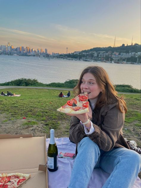 birthday, seattle, gasworks, skyline, sunset, pizza, 21st, picture inspo, trendy, fashion, aesthetic, photo inspo, inspiration Seattle In The Summer, Seattle Fits, Seattle Life, Seattle Summer, Seattle Inspo Pics, Seattle Vibes Aesthetic, Seattle Pictures Ideas, Seattle Aesthetic Outfit, Seattle Photoshoot