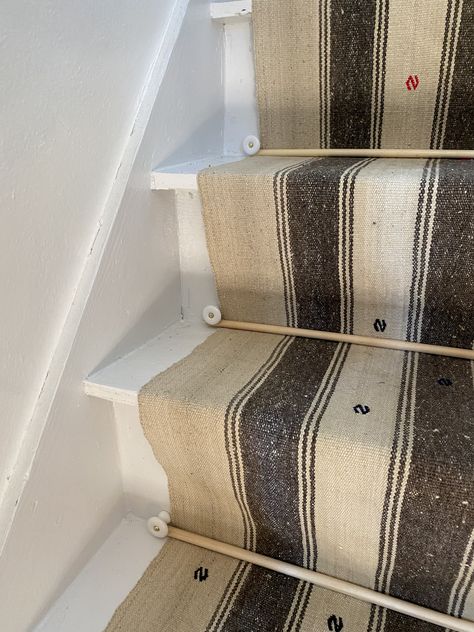 Diy Stair Runner Rods, Diy Stair Rods, Stair Runner Rods, Diy Stair Runner, Basement Steps, Farmhouse Stairs, Folk Victorian, Stair Rods, Metal Stairs