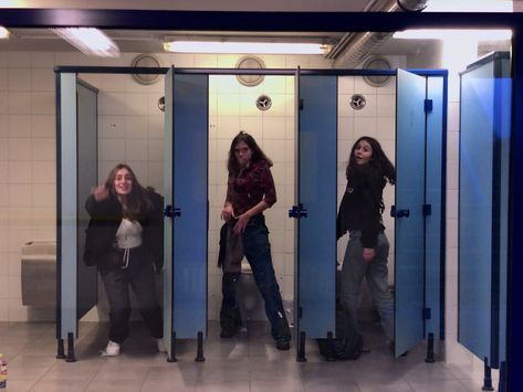 Bathroom Pics With Friends, Toilet Photoshoot, School Bathroom Pics, Bathroom Photoshoot Ideas, Friendgroup Pics, Bereal Ideas, Aesthetic Goddess, Friendship Photo, Messy Aesthetic