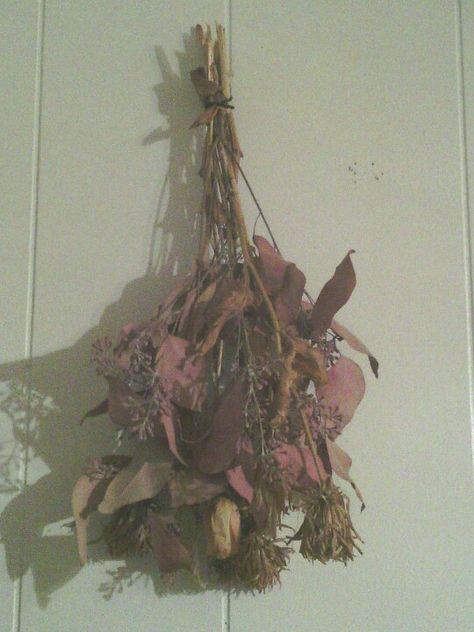 Hanging Bouquet Upside Down, Upside Down Flowers Decoration, Upside Down Bouquet, Upside Down Flowers, Wilted Flowers, Bouquets Of Flowers, Tattoos Inspiration, Flower Room, Dried Bouquet