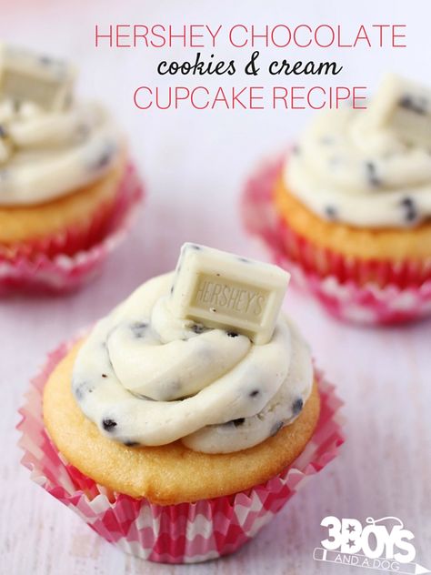 Hersheys Cookies And Cream, Hersheys Cookies, Candy Bar Cupcakes, Cookies And Cream Frosting, Chocolate Cupcake Recipe, White Chocolate Cupcakes, Banana Split Dessert, Cookies And Cream Cake, Cream Candy