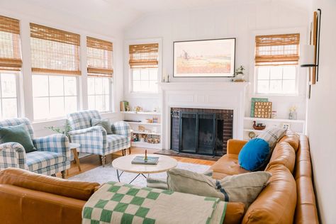 Step Inside a 1940s Bungalow in Jacksonville, Florida – Schoolhouse California Bungalow Style Interiors, Bungalow Style Interior, Florida Farmhouse, 1940s Bungalow, Bungalow Living Room, 1920s Bungalow, Bungalow Interior, 1940s Home, Large Sectional