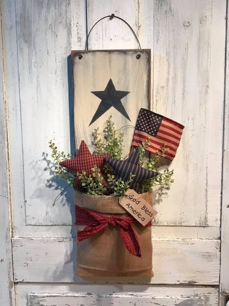 Projects With Burlap, Primitive Wood Decor, Primitive 4th Of July Decor, Primitive Americana Crafts, Americana Crafts Diy, Patriotic Diy Crafts, Primitive Decorating Country Craft Ideas, Primitive Patriotic Crafts, Primitive Patriotic Decor