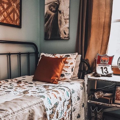 Every little buckaroo deserves a “cowboy” room.. Western Bedroom Decor Ideas, Western Style Bedroom, Southwest Bedroom, Cowboy Bedroom, Cowboy Room, Western Bedrooms, Bedroom Beds, Ranch House Decor, Western Bedroom Decor