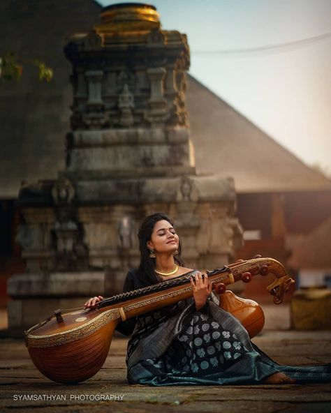 Kerala Girl, Bharatanatyam Poses, Indian Culture And Tradition, Musician Photography, Woman Singing, Indian Classical Music, Indian Classical Dance, Wedding Couple Poses Photography, Portrait Photography Women