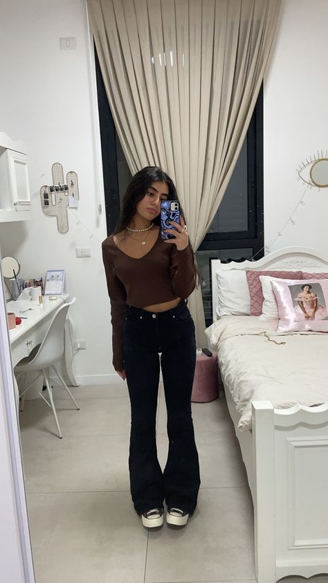 Flared Jeans Black Outfit, Simple Flare Jeans Outfit, Outfits With Bootcut Leggings, Styling Black Flare Jeans, Outfit Ideas For School Flare Jeans, Flared Jeans Outfit Black, Outfits With Flair Jeans, Flair Leggings Outfit Winter, How To Style Black Flared Jeans