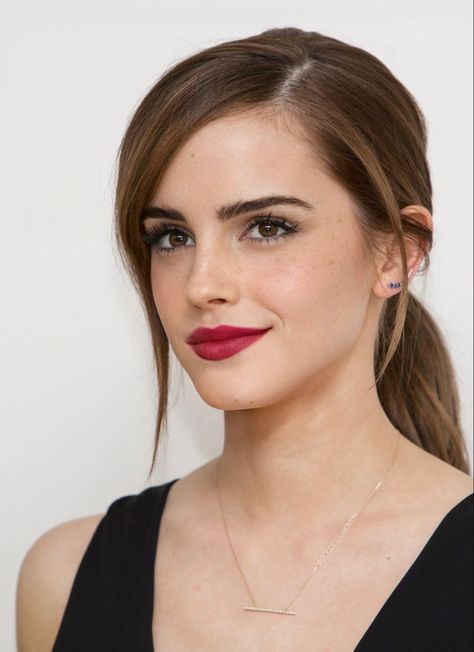 Emma Watson Hair Color, Emma Watson Makeup, Emma Watson Hair, Red Lip Makeup, Braut Make-up, Makati, Red Lipstick, Top 50, Emma Watson