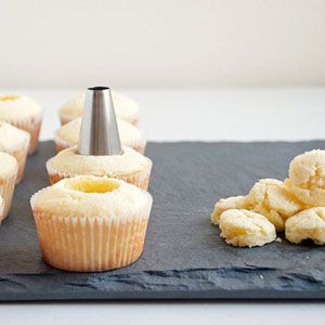 How to Fill Cupcakes - Cupcake Filling Tips - Delish.com So excited to try this!!!! Cupcake Techniques, Cupcake Filling, Cake Tips, Cupcake Wars, Filled Cupcakes, Icing Tips, Topsy Turvy, Cake Fillings, Cupcake Decorating