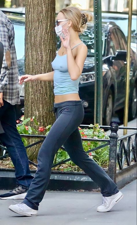 Model Off Duty Lily Rose Depp, Lily Rose Depp Casual Style, Lily Rose Street Style, Lily Rose Depp Leggings, Lily Rose Depp Outfits Street Styles, Lily Rose Depp Airport, Lily Rose Depp Casual, Lily Rose Depp 2023, Lily Rose Depp 2024