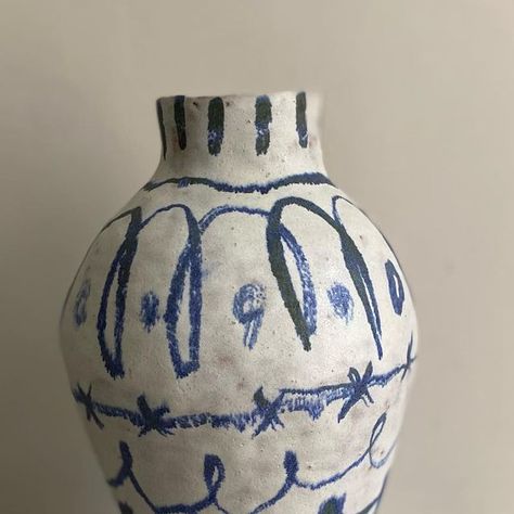 Vessel Painting, Kate Semple, Vase Inspiration, Hand Build Ceramic Vase, Ceramic Vase Handbuilt, Ceramic Vases Handmade Shape, Ceramic Handled Vase, Sculptural Ceramic Vessels, Ceramics Pottery Vase