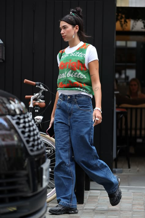 Dua Lipa, 2021 Dua Lipa Outfit Casual, Dua Lipa Outfit, Bts Style, Sweater Vests, Vest Outfits, Models Off Duty, Dua Lipa, Celebrity Outfits, Casual Street Style