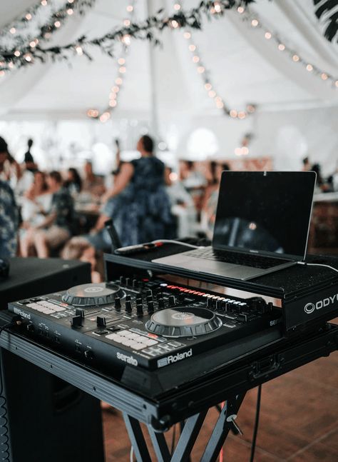 How to choose the best music genre for your wedding Dj For Wedding, Country Wedding Songs, Diy Your Wedding, Weddings By Color, Music Do, Venue Decor, Wedding Entertainment, Foxtrot, Wedding Music