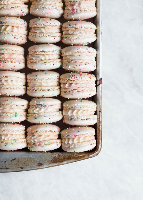 Homemade Cake Batter Macarons that taste like cake batter straight from the bowl. Plus, there's SPRINKLES! Aquafaba Macarons, Macaroon Business, Mini Canapes, Funfetti Macarons, Macaron Dessert, Macaron Recipes, American Buttercream, Broma Bakery, Boxed Cake