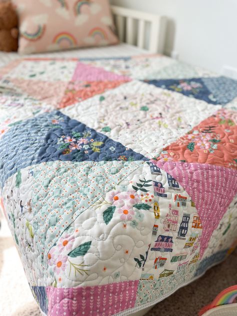 Riley Blake Quilt Patterns, Quilt For Boys, Quilt Top Patterns, Riley Blake Quilt, Girl Quilts Patterns, Baby Quilt Tutorials, Bright Quilts, Quilt Block Patterns Free, Patterned Chair