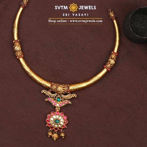 For an Attractive look, this 22k yellow gold Short necklace studded with Kemp, uncut diamonds, ruby, emerald stones. Short Jewellery Designs, Hasli Necklace Gold Jewellery, Attigai Necklace Designs, Addigai Necklace Gold, Gold Hasli Designs, Simple Antique Necklace Gold, Kante Necklace Designs, Attigai Necklace Gold, Antique Gold Jewelry Indian Necklaces