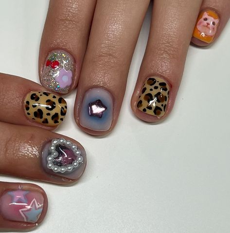 Fun shorties✨ Short Fun Nails, Natural Nails Designs, Y2k Nail Designs, Guitar Nails, Y2k Nail Art, Y2k Nail, Horror Nails, Small Nails, Makeup Nails Art