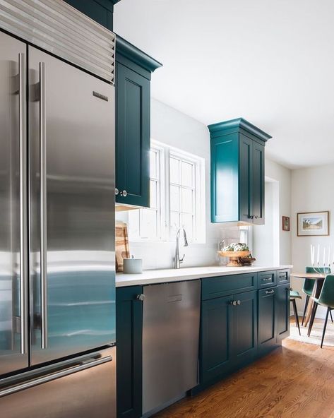 18 Green Kitchen Cabinet Ideas We Can't Get Enough Of Blue Green Cabinets, Green Walls Kitchen, Green Kitchen Cabinets Ideas, Green And Blue Kitchen, Wood Moodboard, Teal Kitchen Walls, Cabinets With Black Hardware, Green Kitchen Cabinet, Kitchens Green