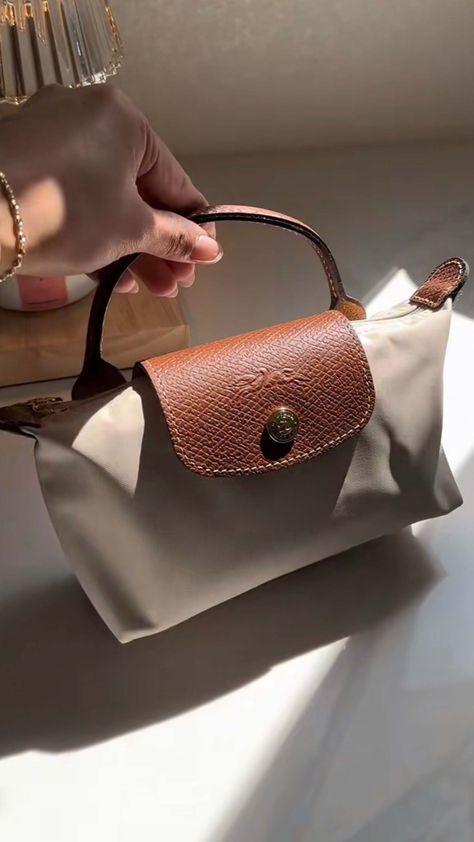 Just when you thought mini bags were over, an unexpected cosmetics pouch from Longchamp entered the chat. Inside, read about the latest viral "handbag." Mini Longchamp Bag, Longchamp Pouch, Longchamp Aesthetic, Longchamp Bag Outfit, Mini Bag Outfit, Longchamp Mini Le Pliage, Long Champ Bag, Longchamp Mini, Longchamp Bag