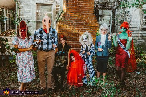 Beetlejuice Group Costume - Halloween Costume Contest Beatle Juice Family Costumes, Beetlejuice Family Costume Halloween, Beetle Juice Halloween Costumes, Beetle Juice Trunk Or Treat, Beetlejuice Family Costume, Beetle Juice Costume, Tim Burton Costumes, Beetle Juice Halloween, Beetlejuice Halloween Costume