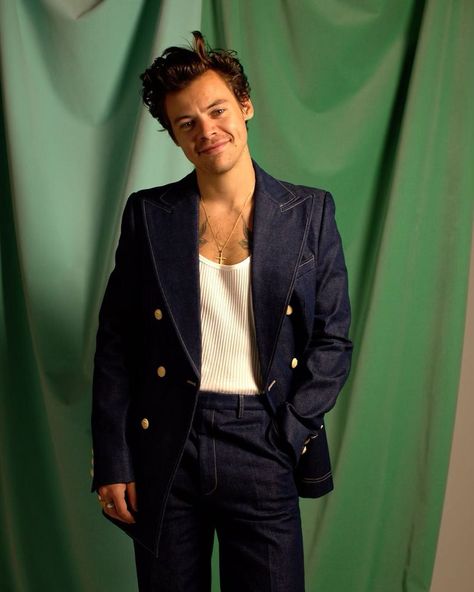 Harry Styles Updates 🎄’s Instagram profile post: “MORE UNSEENS AHHH HE LOOKS SO CUTE” Harry Styles Photoshoot, Harry Styles Update, Harry Styles Outfit, Holmes Chapel, Harry Styles Wallpaper, Harry Styles Pictures, Harry Styles Photos, Mr Style, Treat People With Kindness