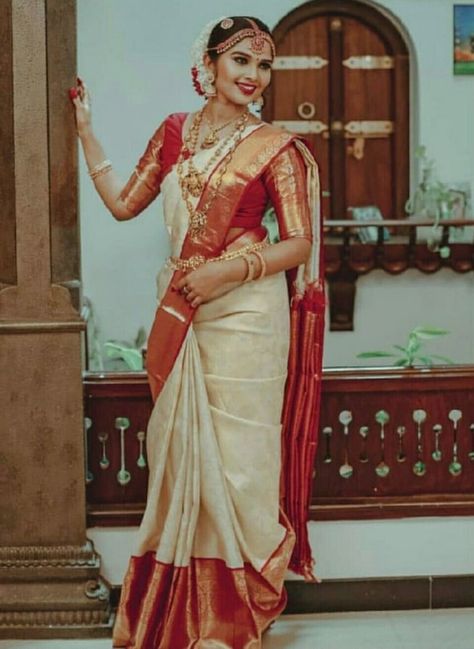 White And Red Wedding Saree, White And Red Bridal Saree, Tamilian Bride, Red Saree Wedding, Kerala Wedding Saree, South Indian Wedding Hairstyles, South Indian Wedding Saree, South Indian Bride Saree, Bride Saree