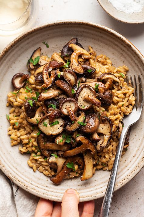 Vegan mushroom risotto is a plant-based version of this classic dish. It's not difficult to make, it's creamy and full of satisfying umami flavour. Italy Dishes, Dinner With Mushrooms, Vegan Mushroom Risotto, Lazy Cat Kitchen, Vegan Mushroom, Mushroom Risotto, Risotto Recipes, Food Test, Vegan Dinner