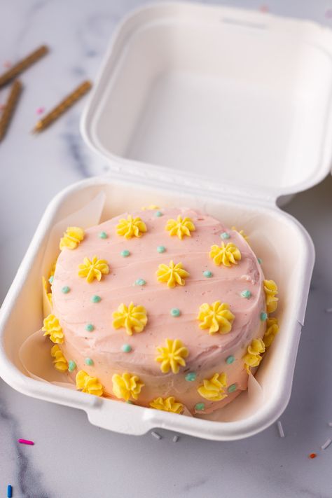 Lunchbox Cakes | All you need to know to make this adorable cakes Lunch Box Cakes, Lunchbox Cake, Lunch Box Cake, Nurse Cake, Taekwondo Wallpaper, Nursing Cake, Whiskey Cake, Truck Wallpaper, Box Cakes