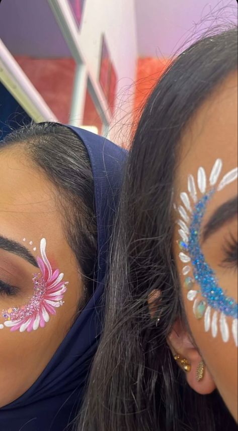 Cheer Makeup High School Glitter, Matching Face Paint Ideas, Face Paint Inspo Aesthetic, Festival Face Paint Glitter, Cute Face Paint Ideas For Teens, Blue And White Face Paint, Facepainting Ideas Aesthetic, Cheerleader Face Paint, Pep Rally Makeup