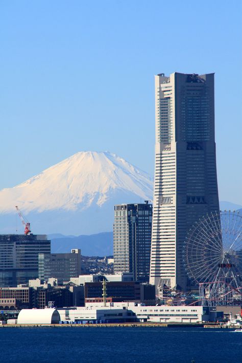 Yokohama possède de magnifiques immeubles très anciens, un grand parc d'attraction, un zoo magnifique, un grand "cimetière étranger" et son quartier chinois, immense, vaut le déplacement ! Cargo Plane, Downtown Buildings, Monte Fuji, Yokohama Japan, Mont Fuji, Japanese Lifestyle, Parc D'attraction, Gunma, Breathtaking Places