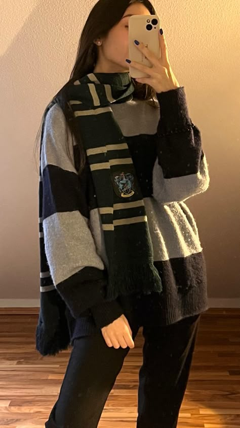 Ravenclaw Outfit Aesthetic, Aesthetic Scarf, Ravenclaw Scarf, Ravenclaw Outfit, Slytherin Clothes, Scarf Aesthetic, Harry Potter Sweater, Universal Studios Outfit, Harry Potter Crochet