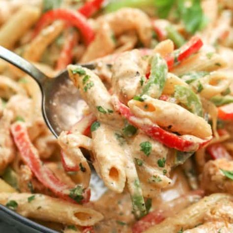 Creamy Chicken Fajita Pasta - Spend With Pennies Crockpot Fajita Chicken, Baileys Brownies, Fajita Pasta Recipe, Fajita Sauce, Pasta One Pot, Fajita Pasta, Easy Chicken Fajitas, Chicken Peppers, Fajita Chicken