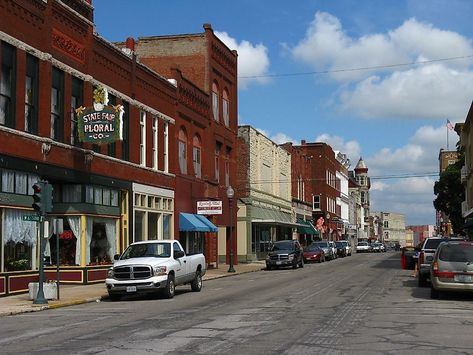 8 Most Affordable Towns To Retire In Missouri - WorldAtlas Milledgeville Georgia, Sedalia Missouri, Missouri Town, Villa Rica, Missouri State, Kansas City Missouri, Urban Legends, Rural Area, Small Towns