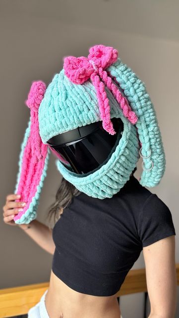 Funny Motorcycle, Crochet Gloves Pattern, Ski Helmet, Helmet Covers, Gloves Pattern, Full Face Helmets, Crochet Gloves, Fun Crochet Projects, Motorcycle Helmets