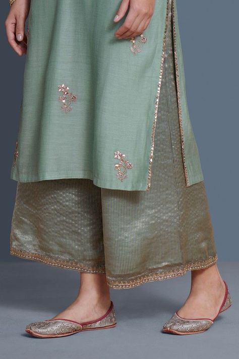 Earth Clothes, Indian Kurti Designs, Velvet Dress Designs, Simple Kurta Designs, Pakistani Fashion Casual, Good Earth, Kurti Embroidery Design, Casual Indian Fashion, Kurta Neck Design