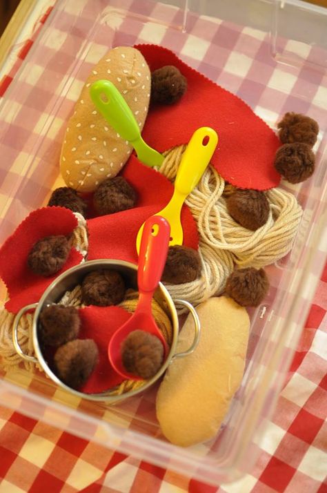 Yarn spaghetti, felt sauce, pom-pom meat balls. Sensory bin idea. Toddler Games, Dramatic Play Preschool, Dramatic Play Area, Restaurant Themes, Felt Play Food, Dramatic Play Centers, Sensory Boxes, Creative Curriculum, Sensory Table