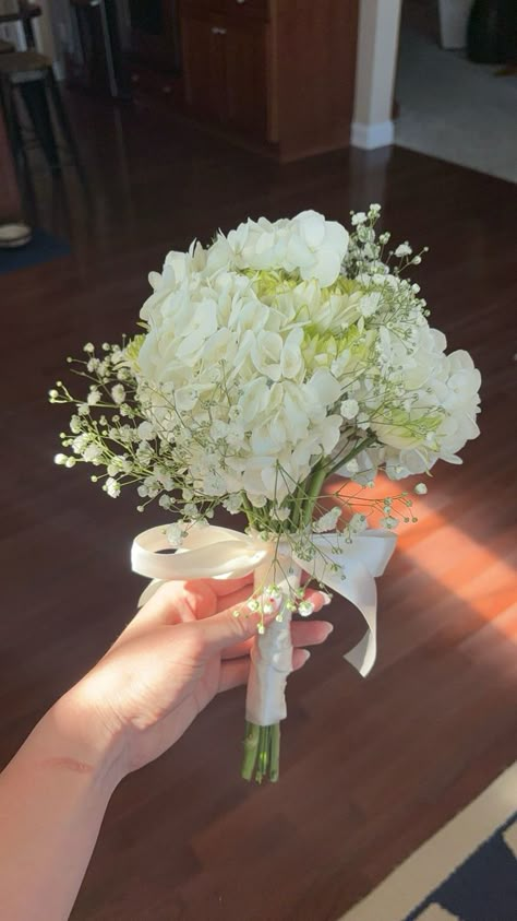 Wedding Bouquets Flowers Types, Dark Green Prom Bouquet, Flowers For Gold Dress Bouquets Prom, White Flower Prom Bouquet, Simple Prom Flowers, All White Prom Bouquet, Hoco Flowers Bouquet White, Simple Prom Bouquet Ideas, Green Prom Dress Bouquet