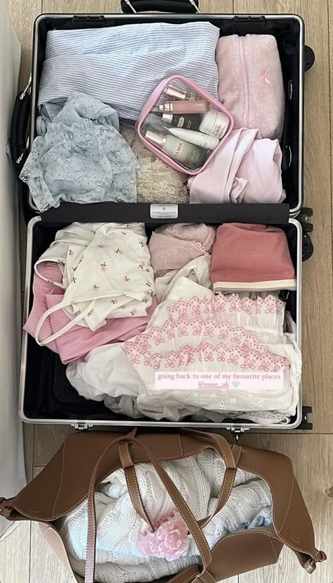 Packing Aesthetic, Luggage Aesthetic, Organization Travel, Organized Travel, Dainty Accessories, Post Grad Life, Airport Aesthetic, School Bag Essentials, Pink Lifestyle