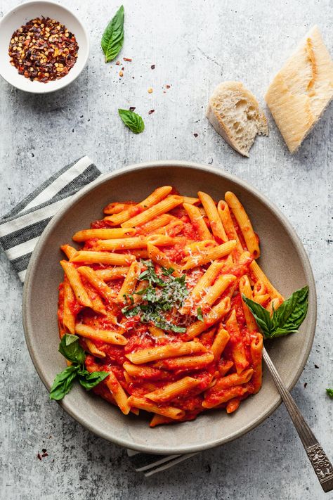 Pasta In A Bowl, Sugo Recipe, Pasta Pomodoro Recipe, Easy Vegetarian Pasta, Vegetarian Pasta Recipes Easy, Vegetarian Pasta Recipe, Kid Friendly Vegetarian Recipes, Pasta Vegetarian, Simple Tomato Sauce