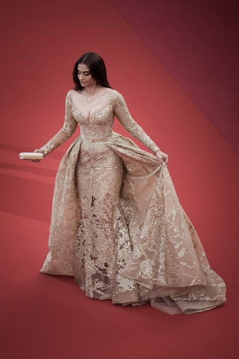 Sonam Kapoor Kim Kardashian Kylie Jenner, Cannes Film Festival Red Carpet, Kardashian Kylie Jenner, Carpet Dress, Bridal Ideas, One Last Time, Fantasy Wedding, Sonam Kapoor, Zuhair Murad