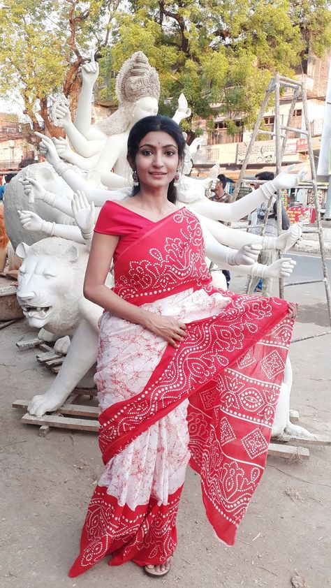 Sober, subtle look for Navratri, Durga Pooja. I wore Red Cotton Mulmul Saree teamed with silver oxidised jewellery. Durga Pooja Outfit Ideas, Silver Oxidised Jewellery, Durga Pooja, Mulmul Saree, Oxidised Jewellery, Saree Look, Wearing Red, Blouse Design, Blouse Designs