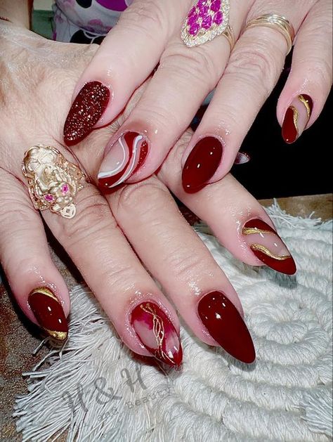 Nail Art Maroon Marble, Nail Art Simple Elegant Classy Maroon, Nail Art Maroon Elegant, Nailart Merah Maroon, Red Nail Art Elegant, Nail Art Merah Maroon, Nailart Maroon, Nail Art Merah, Nail Maroon